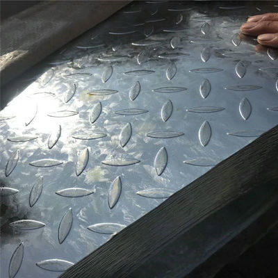 Tratamento de superfície galvanizado Placa de aço carbono A36 quadriculada Largura de 1500 mm e espessura de 2-8 mm para telhados metálicos