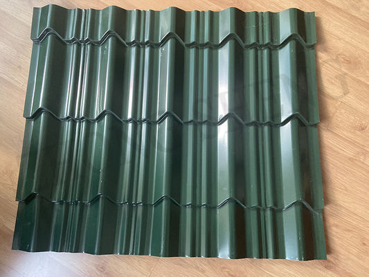 Materiais primários Arame de aço com baixo teor de carbono Q235 Pré-pintado corrugado galvanizado para casas de estilo de design contemporâneo