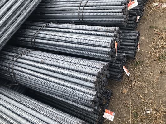 Rebarras de aço laminadas a quente com nervuras pretas ASTM A615 grau 60 Ss400 S355 Hrb335 Hrb400 Hrb500 S40 S50 para construção de edifícios